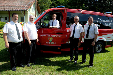 Landesrat Dr. Leonhard Schneemann (Mitte) mit Bürgermeister Marc Hoppel, Landesfeuerwehrkommandant-Stellvertreter LBDS Martin Reidl, Kroisegg-Feuerwehrkommandant Oberbrandinspektor (OBI) Gottfried Lammer und Vizebürgermeister Johannes Pfeffer (v.l.) beim neuen Mannschaftstransporter der Freiwilligen Feuerwehr Kroisegg.