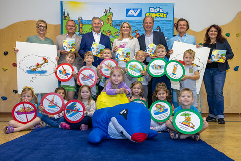(v.l.n.r.): Anita Bodor (Kindergartenleitung Bruckneudorf), Gerhard Dreiszker (Bürgermeister Bruckneudorf), Peter Engelbrechtsmüller (AUVA), Landesrätin Daniela Winkler, Bernd Toplak (AUVA), Michael Zacek (Blue Circus), Dagmar Schlager (Gemeinderätin) mit Kindergartenkindern aus Bruckneudorf