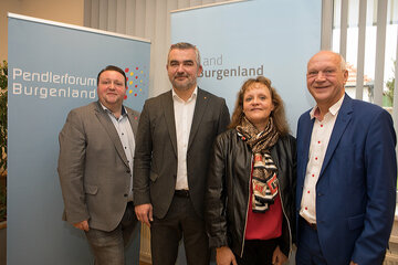 Landesrat Heinrich Dorner (2.v.l.), Pendlerforum-Obmann, Olbendorfs Bürgermeister, Landtagsabgeordneter Wolfgang Sodl (r.), Pendlerforum-Obmann-Stellvertreterin Andrea Halper-Antal (2.v.r.) und Lutzmannsburgs Bürgermeister, Landtagsabgeordneter Roman Kainrath (l.)  bei der Präsentation in Lutzmannsburg.