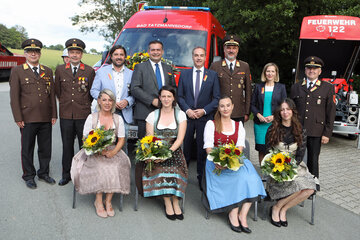 Landesrat Leonhard Schneemann (4.v.r., stehend) mit Bad Tatzmannsdorfs Bürgermeister Stefan Laimer (4.v.l., stehend), Oberschützens Bürgermeister Hans Unger (3.v.l., stehend), Landesfeuerwehrkommandant LBD Ing. Franz Kropf, Bezirksfeuerwehrkommandant OBR Wolfgang Kinelly (r., stehend), Bezirkshauptmann-Stellvertreterin Mag.a Monika Stiglitz (2.v.r. hinten, stehend), ABI Hans Schmidt (l., stehend) und Feuerwehrkommandant OBI Jürgen Gurka (2. v.l., stehend) mit den Patinnen des neuen Fahrzeuges und der Tragkraftspritze: Natalie Gurka, Riki Laimer, Bad Tatzmannsdorfs Vizebürgermeisterin Christine Kotschar und Birgit Rehling (sitzend v.l.).