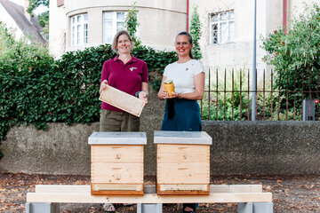 Ing. Julia Mainx und Landeshauptmann-Stellvertreterin Anja Haider-Wallner (v.r.) bei den Bienenstöcken im Landhaus-Garten.
