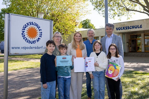 Michaela Wohlfart (Bürgermeisterin Podersdorf am See), Landesrätin Daniela Winkler, Stefan Haider (Direktor VS Podersdorf am See), Werner Zwickl (SQM Bildungsdirektion Burgenland) mit Kindern der Volksschule Podersdorf am See.