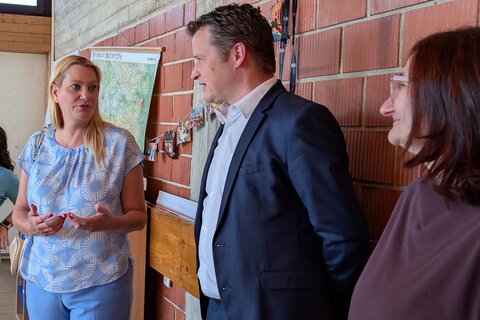 Landesrätin Daniela Winkler, Bgm. Martin Karall (Großwarasdorf) und Direktorin Elvira Heisinger bei einem Rundgang durch die Schule.