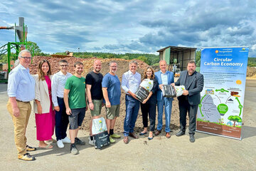 Landesrat Leonhard Schneemann beim Betriebsbesuch bei Sonnenerde in Riedlingsdorf