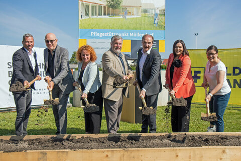 Spatenstich mit Gruppenleiter Andreas Huber von der Baufirma Held & Francke, Architekt Mag. Johann Schandl, Vizebürgermeisterin Mag.a Monika Teubenbacher-Schriefl, Gemeindevorstand und Bauausschuss-Vorsitzendem Norbert Rauhofer, Soziallandesrat Dr. Leonhard Schneemann, Landeshauptmann-Stellvertreterin Mag.a Astrid Eisenkopf und SOWO-Geschäftsführerin Melanie Piskernik.