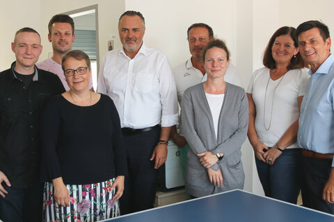 Landeshauptmann Hans Peter Doskozil und Landesrat Christian Illedits mit Alexandra Pekarek, Projektleiterin der „Produktionsschule Do-It“, Gudrun Höfer, Prokuristin von „itworks Personalservice“.