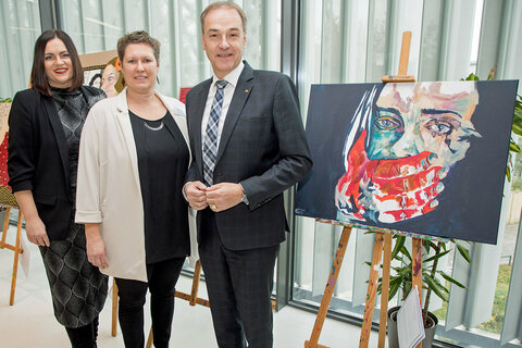 Landeshauptmann-Stellvertreterin Mag.a Astrid Eisenkopf, Frauenhaus Burgenland-Leiterin DSA (Diplomierte Sozialarbeiterin) Kerstin Bedenik und Soziallandesrat Dr. Leonhard Schneemann (v.l.) vor der Jubiläumsfeier 20 Jahre Frauenhaus Burgenland im Kulturzentrum Eisenstadt.