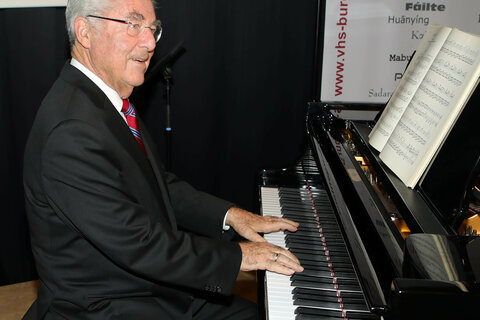 Bundespräsident a.D. Dr. Heinz Fischer, Präsident Verband Österreichischer Volkshochschulen, gab vor Beginn der Festveranstaltung am Klavier ein Ständchen zum Besten