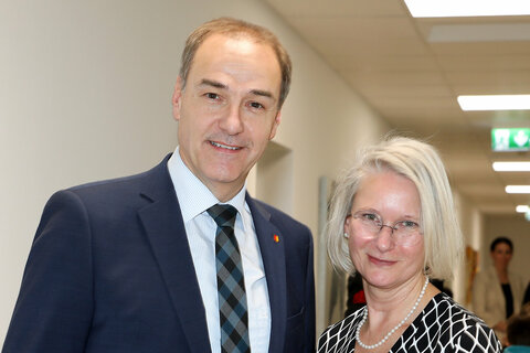 Soziallandesrat Dr. Leonhard Schneemann mit DGKP Susanne Ursli, Geschäftsführerin der Betreuung und Pflege Burgenland GmbH (BuP) im Pflegestützpunkt Schattendorf