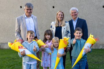 Bildungslandesrätin Daniela Winkler überreichte mit Werner Zwickl (Schulqualitätsmanager Bezirk Neusiedl am See) und Heinrich Hareter (Bürgermeister) den Tafelklasslerinnen und Tafelklasslern der Volksschule Weiden zum Schulstart Schultüten und wünschte ihnen viel Freude und Erfolg für ihren neuen Lebensabschnitt.