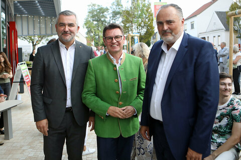 Landesrat Heinrich Dorner, Bürgermeister Erich Trummer und Landeshauptmann Hans Peter Doskozil (v.l.) bei der Eröffnung des Nah&Frisch Marktes "Unser Gschäft".