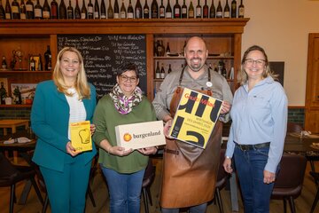 Landesrätin Daniela Winkler und Bürgermeisterin Silvia Pitzl (r.) gratulierten Anja und Hannes Tschida zur Auszeichnung