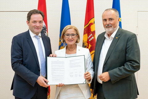 Bundesminister Norbert Totschnig, Niederösterreichs Landeshauptfrau Johanna Mikl-Leitner und Landeshauptmann Hans Peter Doskozil mit der Grundsatzvereinbarung.
