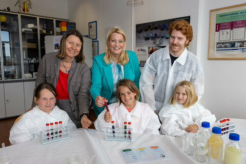 Die Rektorin der PPH Burgenland, Sabine Weisz, Landesrätin Daniela Winkler und Lukas Helmlinger mit Kindern der KinderHochSchule.