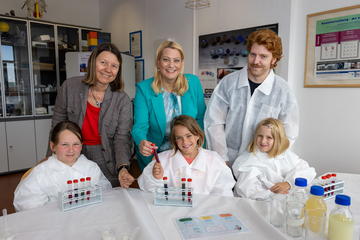 Die Rektorin der PPH Burgenland, Sabine Weisz, Landesrätin Daniela Winkler und Lukas Helmlinger mit Kindern der KinderHochSchule.