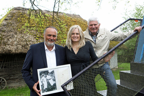 Landeshauptmann Hans Peter Doskozil mit Petra Werkovits und Anton Zotter (v.l.) im Künstlerdorf Neumarkt an der Raab