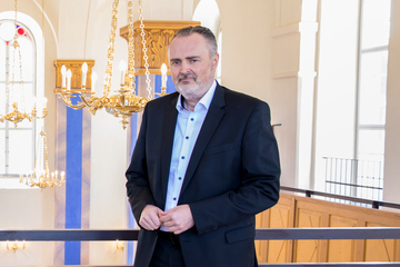 Landeshauptmann Hans Peter Doskozil in der ehemaligen Synagoge Kobersdorf.