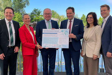 Landesrat Rene Zumtobel (Tirol), Landeshauptmann-Stellvertreterin Anja Haider-Wallner, Landeshauptmann-Stellvertreter Stephan Pernkopf (Niederösterreich), Bundesminister Norbert Totschnig, Landesrätin Marika Lagger-Pöllinger (Kärnten) und Landesrat Stefan Kaineder (Oberösterreich) mit der Deklaration zum gemeinsamen Leitantrag.
