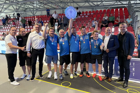 Sport-Landesrat Mag. Heinrich Dorner (r.) gratulierte gemeinsam mit Bürgermeister Landtagsabgeordneter Georg Rosner (2.v.r.), ESV Oberwart-Obmann Christian Resch (l.), Stadtrat Mario Raba (2.v.l.) und ASKÖ Burgenland-Präsident Dr. Alfred Kollar (3.v.l.) der Staatsliga-Meistermannschaft des ESV Union Wang (Mitte).
