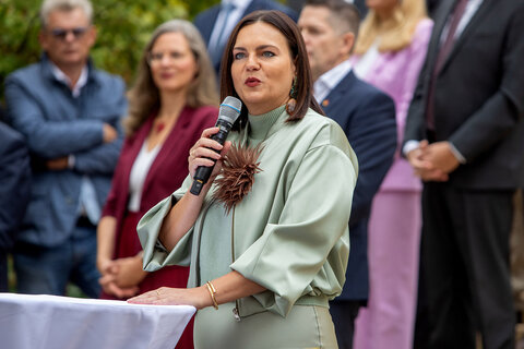 Landtagspräsidentin Astrid Eisenkopf bei ihrer Ansprache anlässlich des Tages der offenen Tür vor dem Landhaus in Eisenstadt.