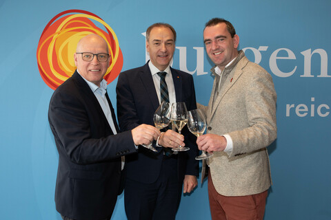 Landesrat Leonhard Schneemann mit Ök. Rat Andreas Liegenfeld, Präsident des Burgenländischen Weinbauverbands, und dem neuen Wein Burgenland Obmann Herbert Oschep