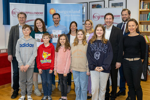 Mag. Helmut Neubauer, Mag. Elena Steszgal, Mag. Lukas Schattovits, Mag. Eva Greiner, Bildungslandesrätin Mag. (FH) Daniela Winkler, Direktor MMag. Dr. Markus Neuhold, Geschäftsführer  Dr. Johannes Zsifkovits (Soziale Dienste Burgenland) und Mag. Ewa Laky (v.l.) mit Kindern des BRG Oberpullendorf.