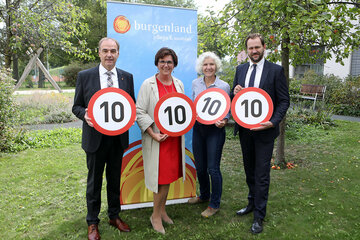 Soziallandesrat Dr. Leonhard Schneemann (l.) und Geschäftsführer Dr. Johannes Zsifkovits (r., Soziale Dienste Burgenland GmbH) mit der Geschäftsführerin der Burgenländischen Pflegeheim Betriebs-GmbH, DSA Petra Prangl, MBA sowie Johanna Stampf (v.l.) im Pflegezentrum Rechnitz.