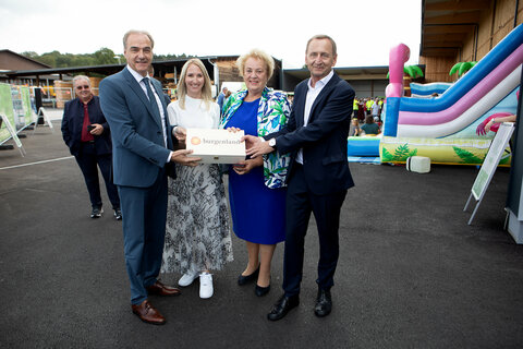 Wirtschaftslandesrat Dr. Leonhard Schneemann (l.) gratulierte Geschäftsführerin Nina Strobl, BSc (WU) MA und ihrem Vater, Geschäftsführer Zimmermeister Rudolf Strobl gemeinsam mit Volkshilfe Burgenland-Präsidentin Verena Dunst zum Jubiläum.