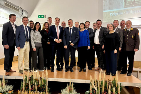Landesrat Dr. Leonhard Schneemann (7.v.l.) und Bürgermeister Ewald Bürger (9.v.l.) mit allen Ehrengästen sowie Beteiligten beim Festakt in Pilgersdorf.