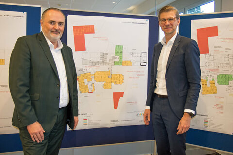 Landeshauptmann Mag. Hans Peter Doskozil und der Geschäftsführer der Krankenhaus der Barmherzigen Brüder Eisenstadt GmbH, Robert Maurer MSc, MBA.