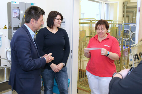 Soziallandesrat Christian Illedits beim Rundgang durch die Anlernwerkstatt und das Pflegeheim des SeneCura Sozialzentrums Frauenkirchen