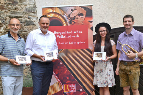 Landeshauptmann Hans Peter Doskozil beim Besuch auf der Volksliedwoche auf Burg Lockenhaus mit Sepp Gmasz, Obmann Burgenländisches Volksliedwerk, der Geschäftsführerin des Burgenländischen Volksliedwerk, Anna-Maria Rudolf, und Musiklehrer Stefan Ebner