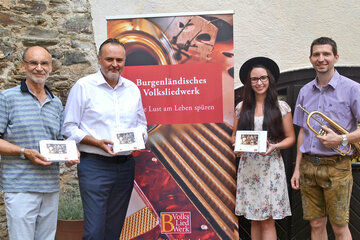 Landeshauptmann Hans Peter Doskozil beim Besuch auf der Volksliedwoche auf Burg Lockenhaus mit Sepp Gmasz, Obmann Burgenländisches Volksliedwerk, der Geschäftsführerin des Burgenländischen Volksliedwerk, Anna-Maria Rudolf, und Musiklehrer Stefan Ebner