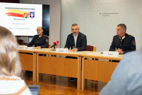 Der Leiter der Landesverkehrsabteilung (LVA), Oberst Andreas Stipsits, Verkehrslandesrat Mag. Heinrich Dorner und Landespolizeidirektor Mag. Martin Huber präsentierten die Verkehrsbilanz 2023 und die Schwerpunkte 2024.
