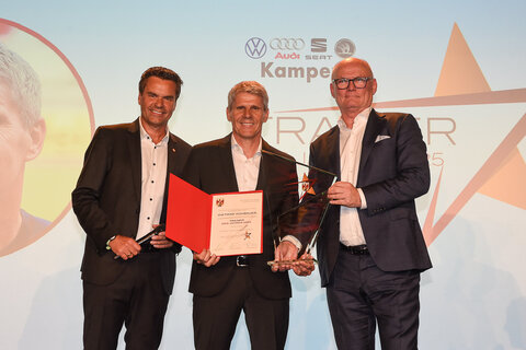 Didi Tunkel, Geschäftsführer Burgenland Tourismus, sowie Christian Kamper, Autohaus Kamper, mit dem „Trainer des Jahres“, Dietmar Kühbauer, Fußball