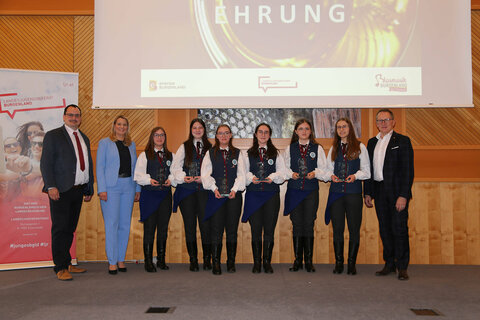 ugendlandesrätin Daniela Winkler mit Márton Ilyés MEd BBA, Jugendreferent Blasmusikverband Burgenland, und ausgezeichneten NachwuchsmusikerInnen