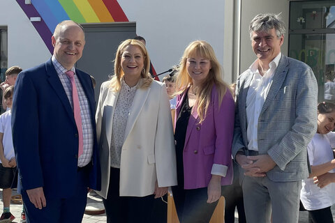 Bildungslandesrätin Mag.a (FH) Daniela Winkler (2.v.l.) mit Schulleiterin Anna Zvonarich (2.v.r.) sowie Bürgermeister Karel Lentsch (l.) und Schulqualitätsmanager Werner Zwickl, MSc (r.).