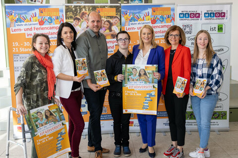 Carina Pinzker, BEd, und Daniel Karacsonyi, BEd MA MEd, (Projektleitung), Familien- und Bildungslandesrätin Mag.a (FH) Daniela Winkler, Ruth Lang, MSc MA (Direktorin ASO Oberpullendorf) und Celine Weiss (Standortleiterin Oberpullendorf) mit Schüler Cilian von der ASO Oberpullendorf und seiner Mutter Sandra Keppel.