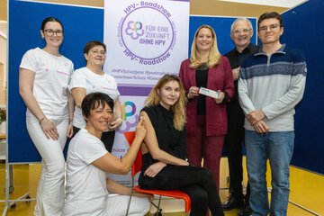 Dr.in Michaela Klein, Präsidentin der Krebshilfe Burgenland, Landesrätin Mag.a (FH) Daniela Winkler und Mag. Georg Pehm, Geschäftsführer der Hochschule Burgenland, mit medizinischen Assistentinnen und Studierenden bei der kostenlosen HPV-Impfaktion in der Hochschule Burgenland.