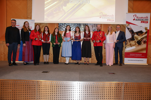 Jugendlandesrätin Mag.a (FH) Daniela Winkler mit Blasmusikverband-Landesobmann DI Peter Reichstädter (r.), Laura Arzberger, Jugendreferentin Blasmusikverband Burgenland (2.v.l.), Landeskapellmeister der Blasmusik Burgenland und Kapellmeister der Militärmusik Burgenland, Hans Kausz (l.), und den Ausgezeichneten in Gold aus den Bezirken Eisenstadt-Umgebung, Oberpullendorf, Güssing und Jennersdorf Lara Stangl (Oboe, Jugendmusikverein Wulkaprodersdorf), Victoria Feichtinger (Saxophon, MV Hackerberg/Neudauberg), Katharina Fiedler (Klarinette, MV Stadtkapelle Jennersdorf), Simon Michael Meitz (Schlagzeug, MV Stadtkapelle Jennersdorf), Viola Wurm (Querflöte, MV Jugendmusik Lackenbach), Vanessa Paul (Querflöte, MV Weinland Neckenmarkt-Horitschon) und Hannah Schmidt (Klarinette, MV Dörfl)