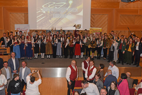 Gruppenfoto mit Ehrengästen sowie Ausgezeichneten und Gästen bei der Verleihung in der Wirtschaftskammer Burgenland in Eisenstadt.