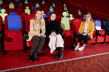 Landesrätin Mag.a (FH) Daniela Winkler mit Geschäftsführerin Mag.a Magdalena Freißmuth (Verein Frauen für Frauen Burgenland) und Mag.a Michaela Fassl (Fachliche Leitung, Frauen-, Mädchen- und Familienberatungsstellen Oberwart, Güssing und Jennersdorf) (v.l.) im Zuge des Kinofilmes im Dieselkino Oberwart.