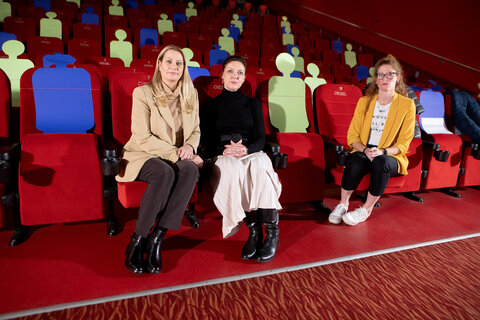 Landesrätin Mag.a (FH) Daniela Winkler mit Geschäftsführerin Mag.a Magdalena Freißmuth (Verein Frauen für Frauen Burgenland) und Mag.a Michaela Fassl (Fachliche Leitung, Frauen-, Mädchen- und Familienberatungsstellen Oberwart, Güssing und Jennersdorf) (v.l.) im Zuge des Kinofilmes im Dieselkino Oberwart.