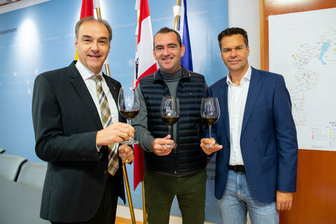 Wirtschaftslandesrat Dr. Leonhard Schneemann mit Weintourismus-Obmann Mag. Herbert Oschep und Burgenland-Tourismus-Chef Didi Tunkel (v.l.).