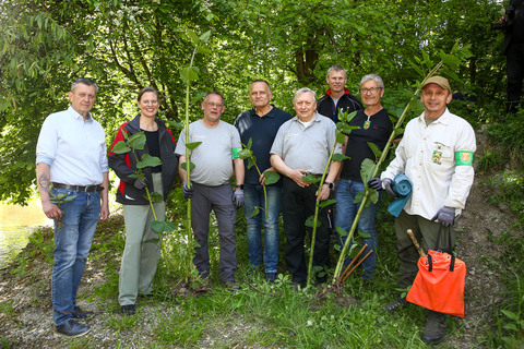Bei der Pflegeaktion in Bruckneudorf (v.l.): Vizebürgermeister Gerold Eder, Landeshauptmann-Stellvertreterin Anja Haider-Wallner, Bernhard Schütz, Leiter der Bezirksgruppe Neusiedl am See des Vereins Naturschutzorgane Burgenland, Bürgermeister Gerhard Dreiszker, Landesleiter Naturschutzorgane Burgenland Mag. Hermann Frühstück, Johann Steiner (Naturschutzorgan), Ernst Karner (Naturschutzorgan), Hans Peter Samwald (Naturschutzorgan)