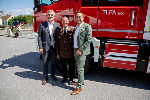 Landesrat Heinrich Dorner mit Kommandant Klaus Sabara von der Freiwilligen Feuerwehr Stegersbach und Landtagsabgeordneten Bürgermeister Jürgen Dolesch (v.l.) vor dem neuen TLFA 5000.