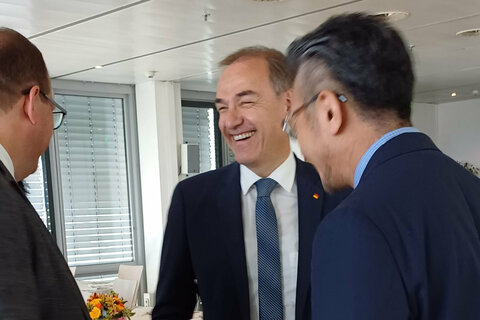 Wirtschaftslandesrat Dr. Leonhard Schneemann bei der Präsentation der Zukunftspläne im Rahmen der Kooperation des renommierten Arzneimittelherstellers Sigmapharm mit der japanischen Rohto Pharmaceutical.
