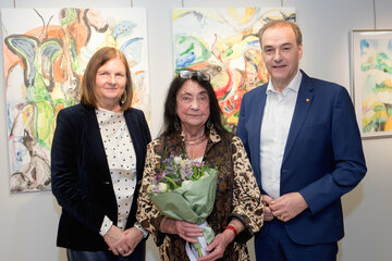 Landesrat Dr. Leonhard Schneemann mit Künstlerin Christine Elefant-Kedl sowie Mag. Theresia Gabriel, Kultur-Betriebe Burgenland (v.r.).