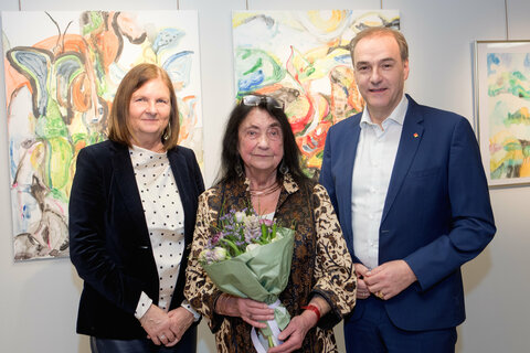 Landesrat Dr. Leonhard Schneemann mit Künstlerin Christine Elefant-Kedl sowie Mag. Theresia Gabriel, Kultur-Betriebe Burgenland (v.r.).
