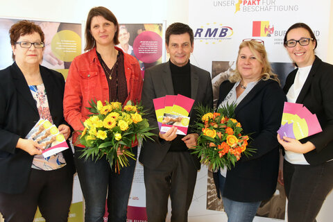 Bezirkshauptfrau Drin Franziska Auer, Pflegeberaterin Michaela Herzog, die in ihrem ersten Jahr mehr als 1.000 Beratungsgespräche geführt hat, Soziallandesrat Christian Illedits, Dagmar Rotter, Referatsleiterin für Soziales, Kinder- und Jugendhilfe in